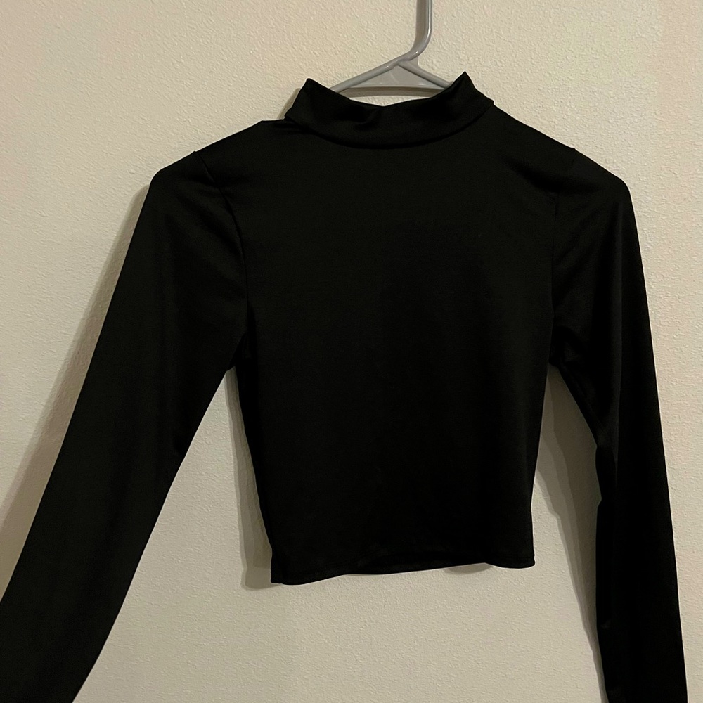Cute long sleeve crop top with an open back, perfect for going out in the fall.